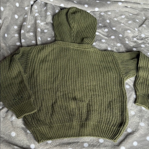 Green Hooded Sweater with Chunky Knit and Ribbed Pattern - Picture 7 of 8
